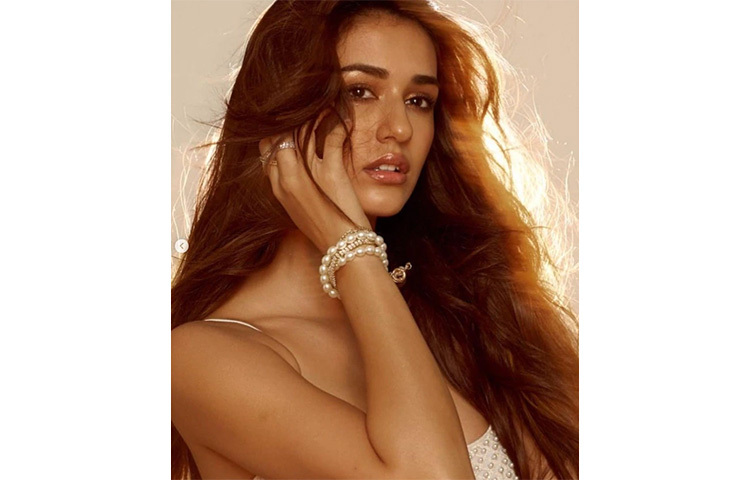 দিশার ডান হাতে একটি সাদা মুক্তার ব্রেসলেট। ব্রেসলেট পরতে তিনি ভীষণ পছন্দ করেন। ছবি: ইনস্টাগ্রাম