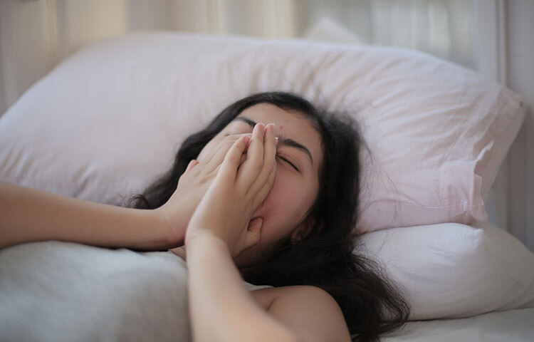 গরমে ঘামের পরিমাণ বেশি হয়। আর সেই ঘাম শরীরে বসে জ্বর ও ঠান্ডা লাগতে পারে। বিশেষজ্ঞরা জানাচ্ছেন, এই সময়ে ইনফ্লুয়েঞ্জাসহ বিভিন্ন প্রকার জ্বর, ঠান্ডা লাগা, কাশি, সর্দিতে আক্রান্ত হন অনেক মানুষ। ছবি: সংগৃহীত