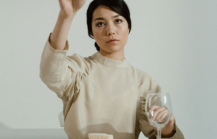 ফুড পয়জনিংয়ের সমস্যাও দেখা দেয় গরমের সময়। তাই এই সময়ে খাবার খাওয়ার আগে তার গুণগত মান পরীক্ষা করে নেওয়া খুবই জরুরি বলে মত বিশেষজ্ঞদের। ছবি: সংগৃহীত