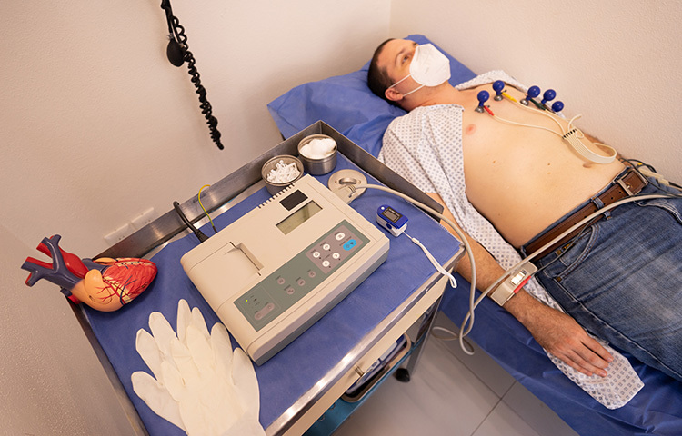 করোনারি আর্টারি ডিজিজ: অনেক হৃদরোগই প্রাণঘাতী। এর মধ্যে করোনারি আর্টারি ডিজিজ অন্যতম। এটি এমন একটি অবস্থা, যেখানে হৃৎপিন্ডে রক্ত ও অক্সিজেন সরবরাহকারী করোনারি ধমনী সঙ্কুচিত হয়ে যায়, যার ফলে বুকে ব্যথা (এনজাইনা) বা হার্ট অ্যাটাক হয়। সঠিক আহার, নিয়মিত চেক আপ, শারীরিক ব্যায়াম এই রোগের ঝুঁকি অনেকটাই কমিয়ে দেয়। ছবি: সংগৃহীত