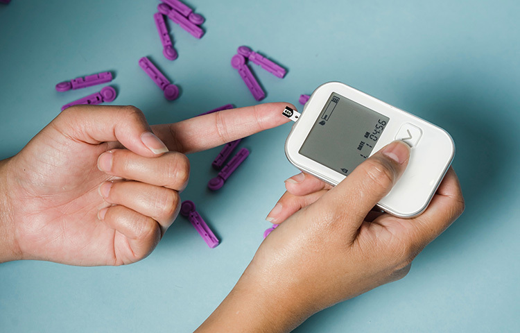 ডায়াবেটিস: ডায়াবেটিস বা রক্তে শর্করার মাত্রা দুই ধরনের হতে পারে, টাইপ ১ এবং টাইপ ২। টাইপ ১ ডায়াবেটিসে অগ্ন্যাশয় কম বা একেবারেই ইনসুলিন উৎপাদন করে না, যেখানে টাইপ ২ ডায়াবেটিস আমাদের রক্তে শর্করা উৎপন্ন করার পদ্ধতিকে প্রভাবিত করে, যা গ্লুকোজ নামেও পরিচিত। সঠিক আহার, নিয়মিত চেক আপ, শারীরিক ব্যায়াম এই রোগের ক্ষেত্রে অপরিহার্য। ছবি: সংগৃহীত