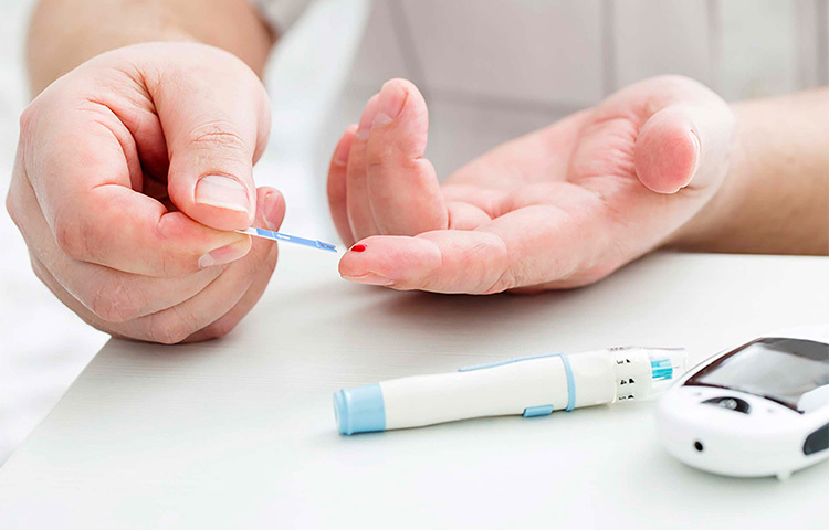 সকালের খাবারে এক বাটি কর্নফ্লেক্স হলে অনেকেরই নাস্তা হয়ে যায়। কেউ কেউ তো প্রতিদিনের খাবারের রুটিনে অবশ্যই কর্নফ্লেক্স রাখেন। অনেকেই দাবি করেন, কর্নফ্লেক্স অত্যন্ত উপকারী ও পুষ্টিগুণ সম্পন্ন। কিন্তু ডায়াবেটিস রোগীদের জন্য এটি কতটা উপকারী? বিশেষজ্ঞরা বলছেন অন্য কথা। তাদের বক্তব্য, ডায়াবেটিস রোগীদের কর্নফ্লেক্স থেকে দূরে থাকা উচিত। এর পিছনে যথেষ্ট কারণও রয়েছে। ছবি: সংগৃহীত