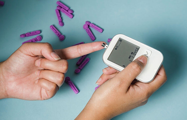 ডায়াবেটিসের রোগীদের জন্য হৃদরোগের ঝুঁকি থেকেই যায়। ডায়াবেটিস বা হৃদরোগ সংক্রান্ত সমস্যা দেখতে পাওয়া যায় ভুল লাইফস্টাইলের কারণে। একই সঙ্গে একে অপরকে প্রভাবিত করে। ডায়বেটিসের রোগীদের সুগার সামাঞ্জস্য নষ্ট করে ফলে ডায়াবেটিসের জন্য খেয়াল রাখতে হবে। ছবি: সংগৃহীত