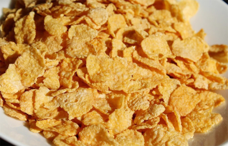 কর্নফ্লেক্সের জিআই লেভেল ৮২। এর কারণে রক্তে গ্লুকোজ ও চিনির মাত্রা ক্রমে বাড়তে থাকে। তাই ডায়াবেটিসে আক্রান্ত রোগীদের ক্ষেত্রে কর্নফ্লেক্স এড়িয়ে যাওয়াই ভালো। ছবি: সংগৃহীত