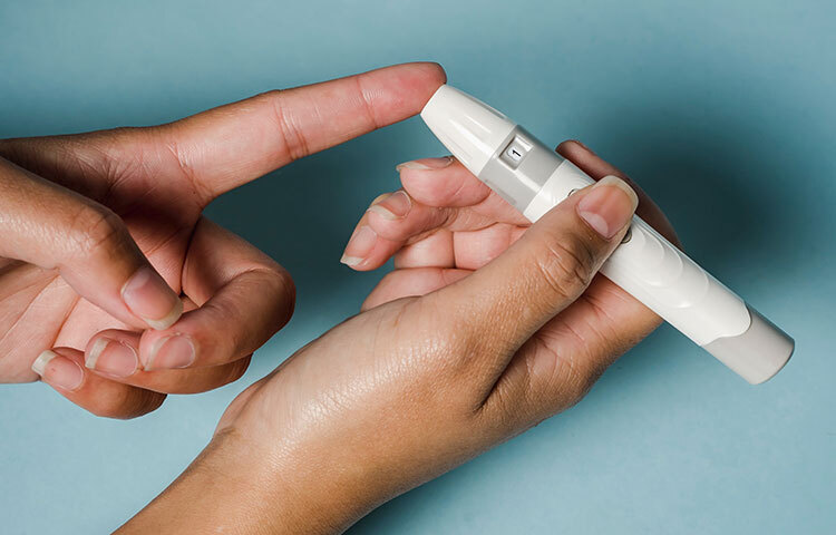 তবে এই বিষয়ে কোনো রকমের টেনশন করার দরকার নেই। ডায়াবেটিসের রোগীরা বিশেষ বিষয়ে নজর দিতে হবে। যদি বয়স ৩০ বা ৪৫ বছর বয়স হলে ডায়াবেটিস যদি হয়ে যায় বিশেষ খেয়াল রাখতে হবে। রক্তের শর্করার সামাঞ্জস্য নষ্ট হলে হদরোগের সমস্যা হতে পারে। ছবি: সংগৃহীত