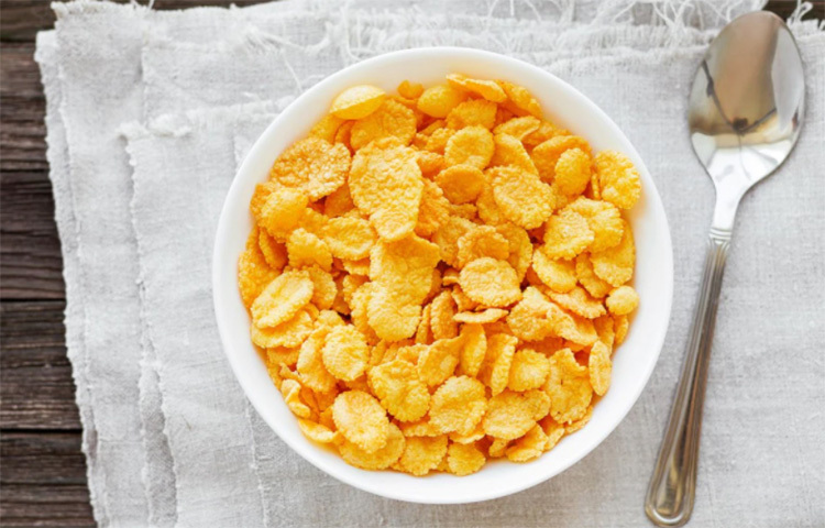 প্রোটিন-সমৃদ্ধ খাবার সাধারণত ইনসুলিন নিঃসরণ বাড়িয়ে দেয়। ব্লাড সুগারের মাত্রা স্বাভাবিক রাখে। কিন্তু কর্নফ্লেক্সে প্রোটিনের পরিমাণ খুব কম। তাই ডায়াবেটিক রোগীদের জন্য এই খাদ্য উপাদান খুব একটা উপকারী নয়। ছবি: সংগৃহীত