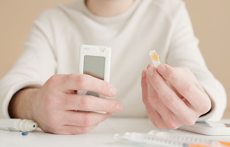 সেক্ষেত্রে হাই ব্লাডসুগার, ব্লাডপ্রেশার কারণ হতে পারে। হাই ব্লাডপ্রেশার, হার্ট অ্যাটাকের সমস্যা দ্বিগুণ হতে পারে। ৪০ বছর বয়সে এমন হলে মন খুলে খাওয়া দাওয়া করা হয়। ডায়বেটিসে আক্রান্ত হওয়ার পরেও খাদ্য সংক্রান্ত বিষয়ে ক্ষতি হতে পারে, এতে শরীরে কোলেস্টেরলের মাত্রা বেড়ে যায়। ছবি: সংগৃহীত