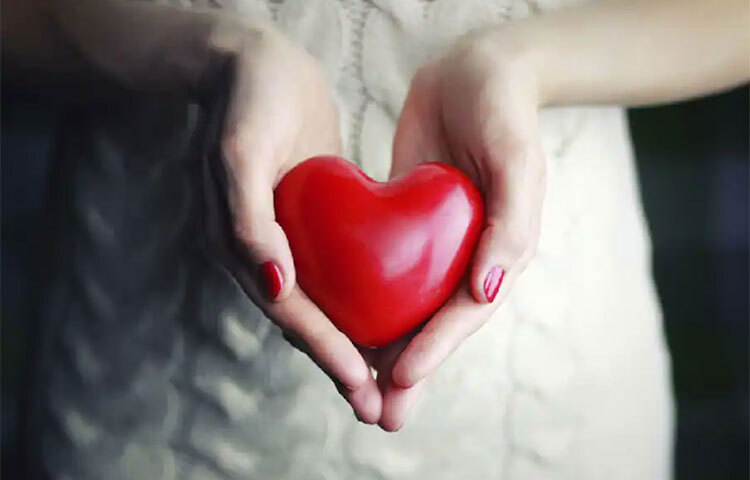 বিশেষত ধূমপান বা মদ্যপান করলে হৃদরোগের সমস্যা তুমুলভাবে বাড়তে পারে। ডায়বেটিসের ফলে হার্ট অ্যাটাক থেকে বাঁচতে সদা সতর্ক থাকতে হবে। বøাডসুগার যাতে নিয়ন্ত্রিত থাকে সেই বিষয়ে খেয়াল রাখতে হবে। অকারণে ওজন বৃদ্ধি রুখতে হবে। নিয়মিত ব্যায়াম করতে হবে। হার্টের স্বাস্থ্য ভালো রাখতে গেলে স্বাস্থ্যসম্মত খাবার খেতে হবে। ছবি: সংগৃহীত