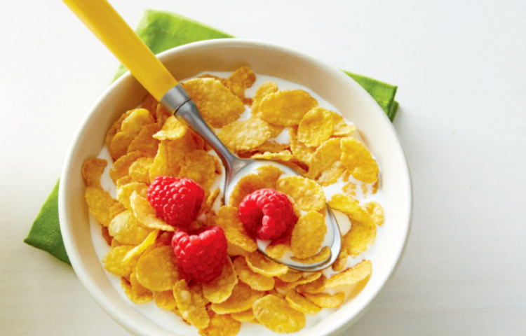 কর্নফ্লেক্স সেভাবে খিদে মেটাতে পারে না। অনেকক্ষণ পর্যন্ত পেট ভর্তি রাখার ক্ষমতা এর নেই। এর ফলে উল্টোপাল্টা খাওয়া হয়ে যেতে পারে। বারে বারে পরিমাণ ছাড়া খেলে ওজন বাড়তে পারে। শরীরে নানা সমস্যা দেখা দিতে পারে। ছবি: সংগৃহীত