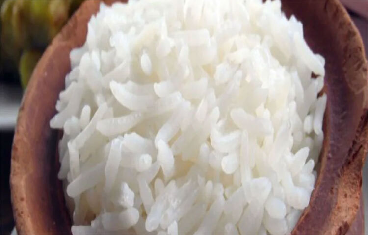 কার্বোহাইড্রেট জাতীয় খাবার কম: ডায়াবেটিস লক্ষণযুক্ত বা প্রবণতাযুক্ত রোগীদের ক্ষেত্রে কার্বোহাইড্রেট কম খাওয়ার পরামর্শ দেওয়া হয়। বিশেষত, ভাত, রুটির মতো সরল কার্ব থেকে দূরে থাকুন। এগুলো রক্তে দ্রæত সুগার বাড়ায়। এর পরিবর্তে খেতে হবে জটিল কার্ব যেমন ওটস, ডালিয়া ইত্যাদি। ছবি: সংগৃহীত