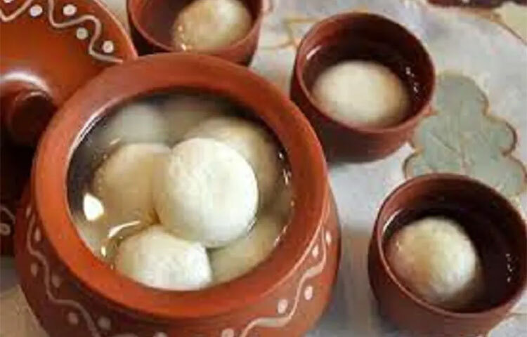 মিষ্টি খাওয়া এড়ান: ব্লাড সুগার লেভেল বাড়তে শুরু করলেই রোগীদের মিষ্টি খাওয়া একবারেই বন্ধ করে দিতে হবে। এক্ষেত্রে চেষ্টা করতে হবে যাতে মিষ্টি খাওয়া বন্ধ করে দেওয়া যায়। অনেকে ভাবেন গুড় বা মধু খেলে বোধহয় সমস্যা নেই। তবে বিষয়টা একবারেই তা নয়। এগুলো খেলেও কিন্তু আপনার সুগার বাড়বেই। ছবি: সংগৃহীত