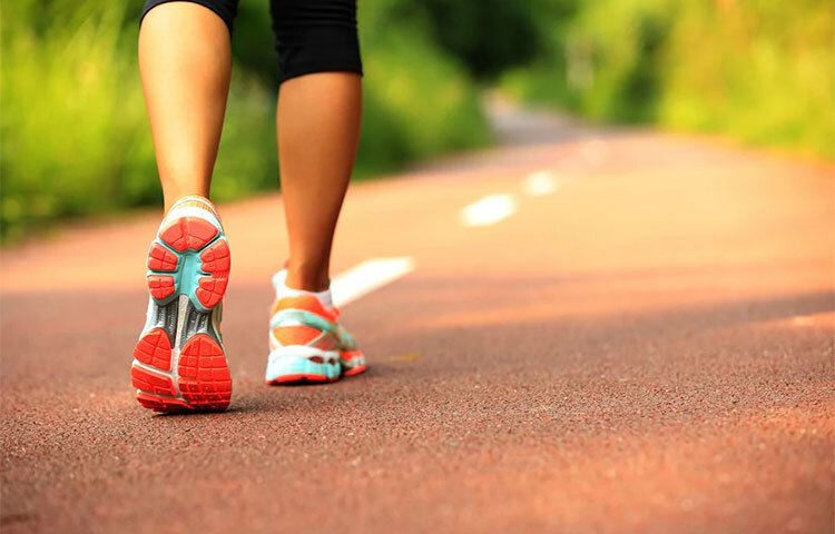 হাঁটা: এক্ষেত্রে কিন্তু রোগীদের জন্য অবশ্যই নিয়মিত এক্সারসাইজ করা প্রয়োজন। ব্যায়াম করলে শরীরে ক্যালোরি বার্ন হয়। অনেকে এক্সারসাইজ করতে অনীহা দেখান। সেক্ষেত্রে তারা ফ্রি হ্যান্ড ব্যায়াম বা নিয়মিত হাঁটার অভ্যাস রাখতে পারেন। দিনে অন্তত ৪৫ মিনিট হাঁটতে হবে। ছবি: সংগৃহীত