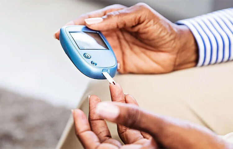 নিয়মিতই পরীক্ষা করান: নিয়মিত চেক-আপ মাস্ট। ডায়াবেটিস রোগীদের নিজেদের সুগার লেভেলের দিকে নজর রাখতে হবে। এক্ষেত্রে প্রতি তিন মাস অন্তর অন্তত একবার সুগার পরীক্ষা করতে হবে। রিপোর্ট দেখে প্রয়োজনে চিকিৎসকের পরামর্শ মেনে ওষুধ ও খাদ্যাভ্যাস ইত্যাদি বদলাতে হবে। ছবি: সংগৃহীত