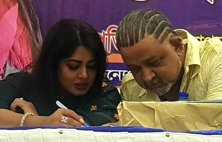 চিত্রনায়িকা মৌসুমীর সাথে একান্ত আলাপনে ডন। ছবি: ফেসবুক