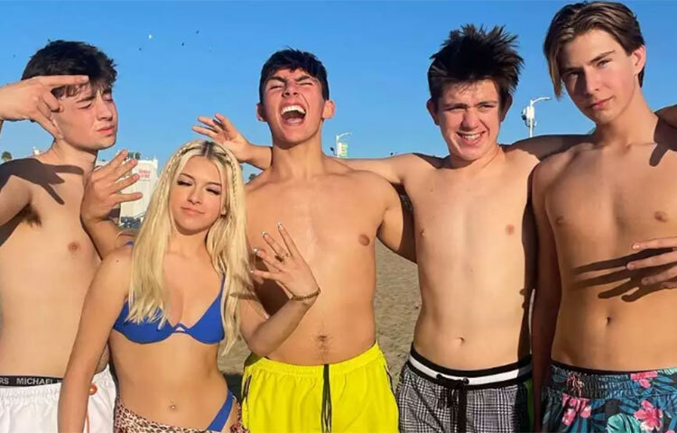 সেখানে কখনও হাঙরকে সঙ্গী করে সাঁতার কেটেছে, কখনও বিলাসবহুল রিসর্টে বন্ধুদের সাথে আড্ডায় মেতে থাকতেও দেখা গিয়েছে তাকে। ছবি: সংগৃহীত