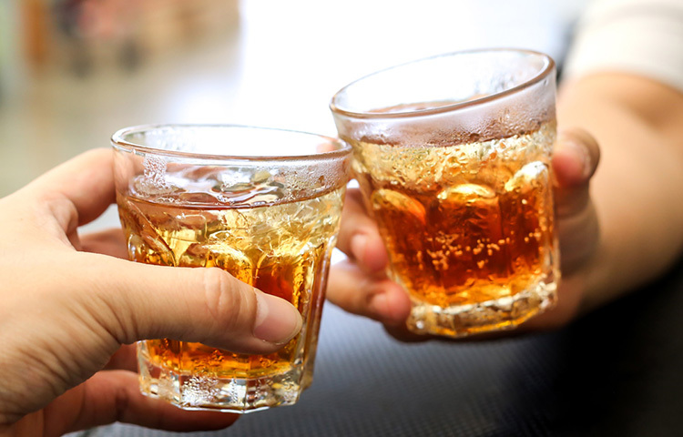 ভারতের ছত্তিশগড়ে প্রায় ৩৫.৬% লোক অ্যালকোহল গ্রহণ করে। সেদেশের জাতীয় পর্যায়ে এই সংখ্যাটি মোটের ১৪.৬ শতাংশ। এই রাজ্যের প্রায় ৬ শতাংশ মানুষ সম্পূর্ণ অ্যালকোহলের ব্যবসার উপর নির্ভরশীল। ছবি: প্রতীকী