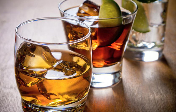 অরুণাচল প্রদেশে জনসংখ্যার ২৮ শতাংশ লোক অ্যালকোহল গ্রহণ করে। এর মধ্যে ৭.২ শতাংশ লোক নিয়মিত মদ্যপান করেন। এখানকার লোকেরাও সবচেয়ে বেশি মদ্যপান করতে পছন্দ করেন। ছবি: প্রতীকী