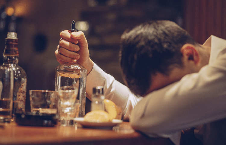 গোয়ায় প্রচুর অ্যালকোহল গ্রহণ করা মানুষের সংখ্যা বেশি। কিন্তু সেখানে অধিকাংশই পর্যটক। এই রাজ্যের প্রায় ২৬.৪ শতাংশ জনগণ অ্যালকোহল গ্রহণ করেন। ছবি: প্রতীকী