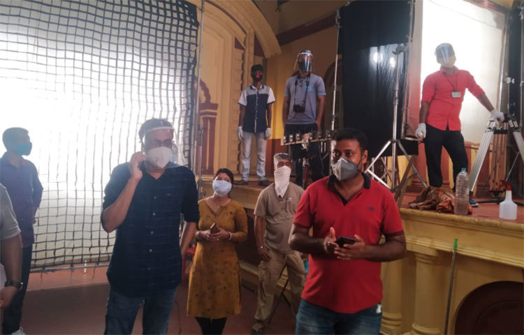 বৃহস্পতিবার থেকে ফের যেন সচল হল ভারতের টালি পাড়া। শুরু হল সিরিয়ালের শুটিং। প্রথম দিন থেকেই শুরু হল রাণী রাসমণির শুটং।