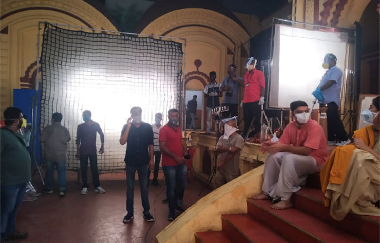 ইন্দ্রপুরী স্টুডিয়োতেই শুটিং হয় জনপ্রিয় এই ধারাবাহিকের। নির্দিষ্ট নয়ম মেনেই শ্যুটিং হচ্ছে বলে জানা যায়।