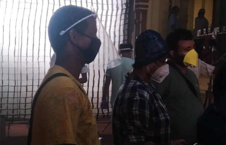 শুধু তাই নয়, শুটিংয়ের মাঝে শট শেষ হলে মাস্ক পরে অফ ক্যামেরায় দেখা মেলে দিতিপ্রিয়ার। এই পরিবেশ অন্য হলেও কাজে ফিরতে পেরে ভালো লাগছে বলে জানান রাসমণি-খ্যাত অভিনেত্রী।