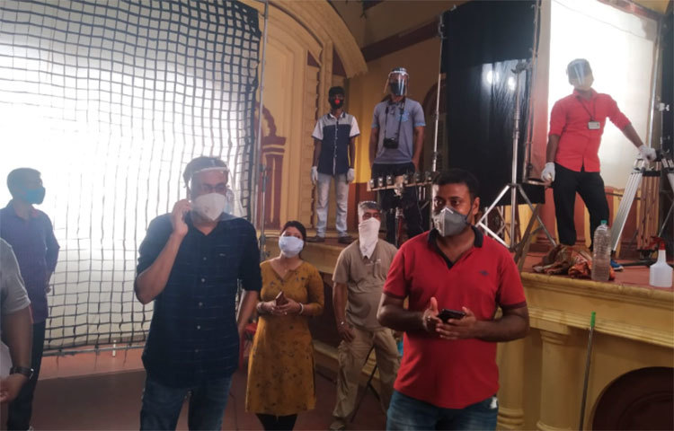 দক্ষিণেশ্বরের মন্দিরে পূজো করার দৃশ্যে দেখা যায় রাণী রাসমনির অভিনেত্রী দিতিপ্রিয়াকে। তবে শুটিংয়ের সেট এক থাকলেও পরিবেশ সম্পূর্ণ বদলে গিয়েছে। শিল্পীরা যেমন অবসরে মাস্ক পরছেন টেকনিশিয়ানরা ব্যবহার করছেন ফেস শিল্ড। শুটিং ইউনিটে রাখা হয়েছে স্যানিটাইজারও।