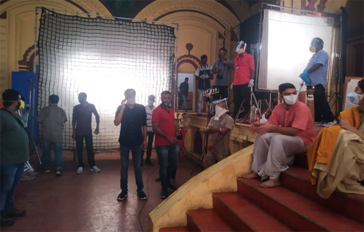 ইন্দ্রপুরীর ভিতরে ঢোকার মুখে বসেছে হাত ধোয়ার বেসিন। নয়া সুরক্ষা বিধি মেনেই ওই হাত ধোয়ার বেসিন বসানো হয়েছে।