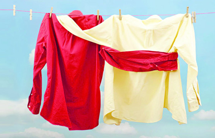 মাঝে মাঝে আলমারির কাপড় নেড়েচেরে গুছিয়ে রাখুন। বর্ষাকালে কাপড়ে সাদা সাদা দাগ পড়ে যায়, যা আসলে ছত্রাক। এর থেকে বাজে গন্ধও বেরা হয়। এই গন্ধ দূর করার কিছু প্রচলিত পদ্ধতি রয়েছে। ছবি: সংগৃহীত