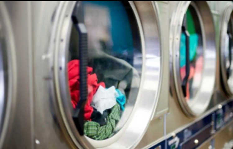 অনেকেই অপরিষ্কার কাপড় একসঙ্গে ওয়াশিং মেশিনের ভেতর বা লন্ড্রির ঝুড়িতে রেখে দেন। অনেকগুলো জমলে পরে এসঙ্গে ধুতে দেন। এভাবে রাখলে বর্ষাকালে কাপড়ের দুর্গন্ধ আরও বেড়ে যায় তাই ময়লা কাপড় একসঙ্গে না রেখে বরং আলাদা আলাদা করে রাখা ভালো। ছবি: সংগৃহীত