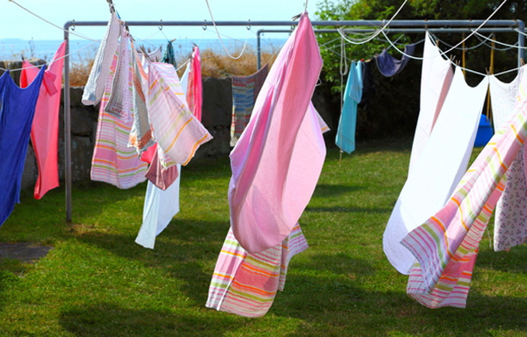 বর্ষাকালে কাপড়ে সাদা সাদা দাগ পড়ে যায়,  জামা-কাপড়ে ছাতা পড়ার দাগ যেমন দেখতে খারাপ লাগে, তেমনই বাজে গন্ধও বেরোয়। ডিটারজেন্টের সঙ্গে ভিনিগার ও বেকিং সোডা যোগ করলে জামাকাপড় কাচুন, ফাঙ্গাস দূর করতে ভিনিগার ও বেকিং সোডা সবচেয়ে কার্যকর, দুর্গন্ধ দূর করতেও এই উপাদানগুলো ভালো কাজ করে। ছবি: সংগৃহীত