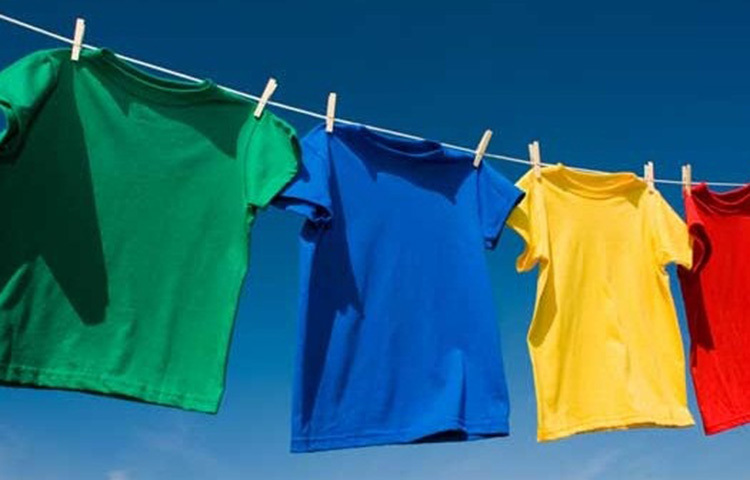 কাপড় শুকনো করার জন্য কখন রোদ উঠবে তার জন্য অপেক্ষা না করে বরং ঘরেই, জানালার কাছাকাছি স্থানে বা পাখার নিচে কাপড় ঝুলিয়ে হাওয়া-বাতাসে শুকানো যায়। ছবি: সংগৃহীত