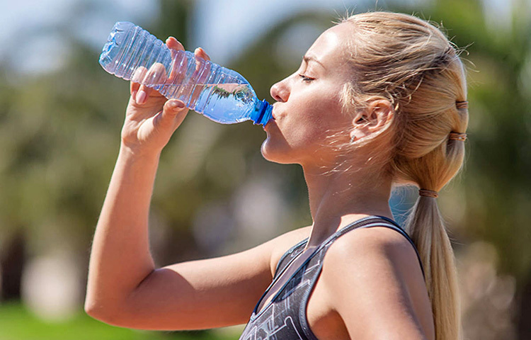 এখন রোদের তাপ সহ্য করা যাচ্ছে না। কিন্তু এরই মাঝে রাস্তায় বের হতে তো হবেই । তাই ছাতা, সানগ্লাস নিয়ে বের হতে হবে। চিকিৎসকরা বলছেন, এসময়ই নানা কারণে সবচেয়ে বেশি শরীর খারাপ হয়। আর এই শরীর খারাপের পিছনে অনেক সময়ই থাকে আমাদের ভুল। তাই চিকিৎসকরা জানাচ্ছেন, একটু সতর্ক থাকলেই নিজেকে সুস্থ রাখা যাবে। ছবি: সংগৃহীত