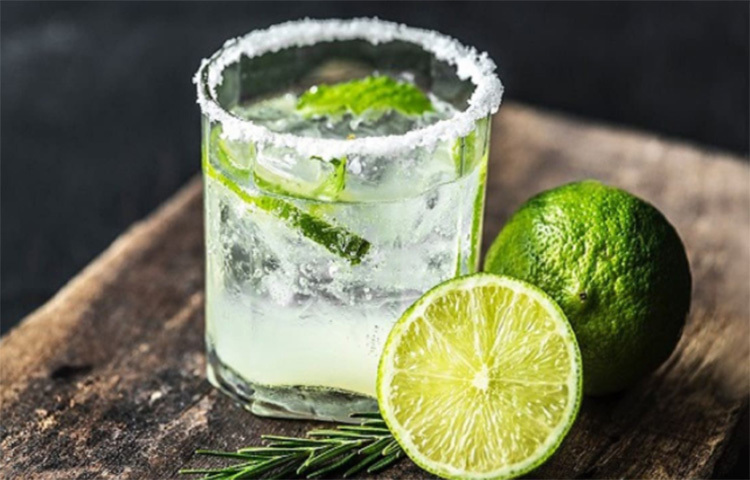 লেবুর শরবত: গরমের সময় এই শরবতটি খুবই তৃপ্তিদায়ক। লেবুর শরবতে পরিমাণ মতো চিনি দিন। এতে স্বাব বাড়বে। সঙ্গে দু-একটা পুদিনা পাতাও দিতে পারেন। ছবি: সংগৃহীত