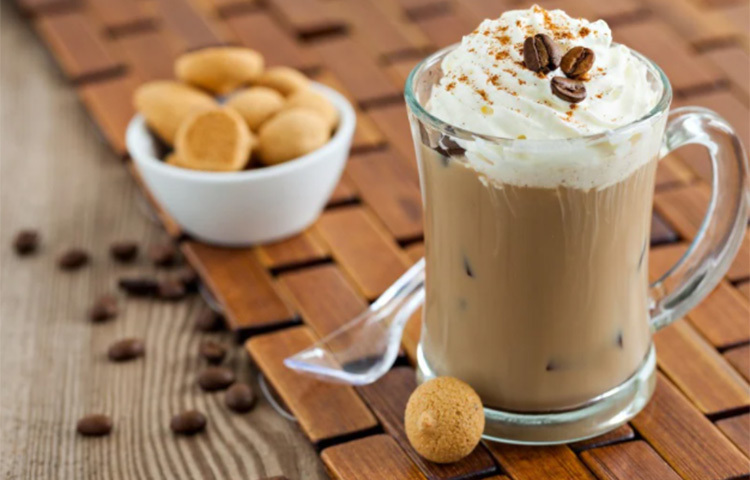 কোল্ড কফি: ফুল ফ্যাট দুধ, সামান্য চিনি আর কফি পাউডার বরফসহ ব্লেন্ড করে নিলেই তৈরি হয়ে যাবে কোল্ড কফি। স্বাদ বাড়াতে এক চিমটে দারচিনি ও সামান্য ডার্ক চকোলেট পাউডার দিতে পারেন। ছবি: সংগৃহীত