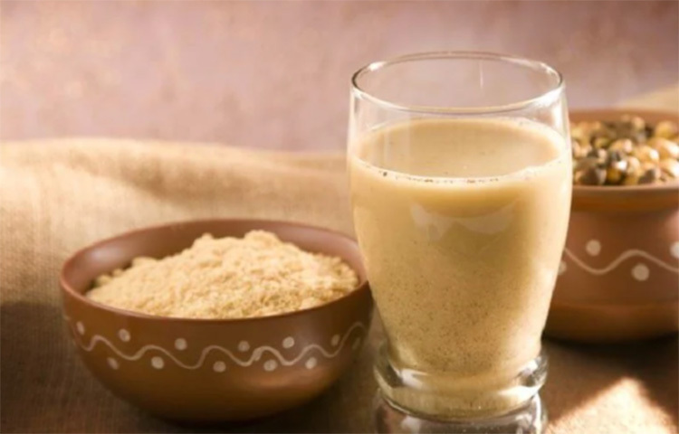 ছাতুর শরবত: গরমকালে আপনার আদর্শ ব্রেকফাস্টও হতে পারে! এর উপাদান সামান্য ছাতু, টক দই, সামান্য লেবুর রস, লবণ, চিনি ও পানি। সব একসঙ্গে মিশিয়ে নিন। উপর থেকে একটু ভাজা মশলা ছড়িয়ে দিন। ছবি: সংগৃহীত