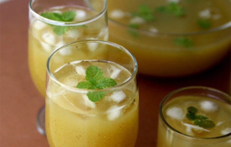 আমপোড়া শরবত: এই সময়ে কাঁচা আম পাওয়া যায়। কাঁচা আম-পুদিনা-ভাজা মশলার শরবত বাননো যায়। কাঁচা আম পুড়িয়ে শাঁসটা বের করে নিয়ে চটকে নিন। সঙ্গে খানিকটা পুদিনাপাতার কুচিও মিশিয়ে দিন। সাধারণ লবণে বদলে বিটলবণ ব্যবহার করতে পারেন। অন্যদিকে যারা টক খেতে পারেন না তারা চিনি-গুড় মিশিয়ে শরবত মিষ্টি করতে পারে। ছবি: সংগৃহীত