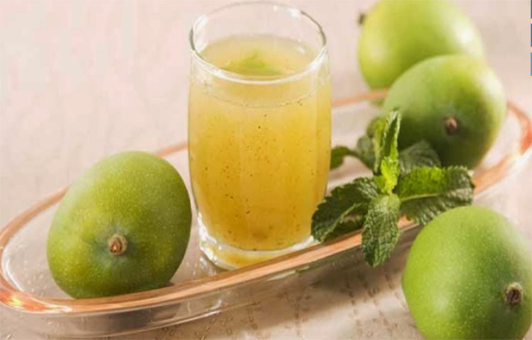 আমের শরবত: আমের আমাদের সবারই প্রিয়। এখন কাঁচা আম পাওয়া যাচ্ছে। এই আম লবণ, চিনি, জিরা, পুদিনা পাতা আর বরফ কিউব দিলেই কাঁচা আমের শরবত। ছবি: সংগৃহীত