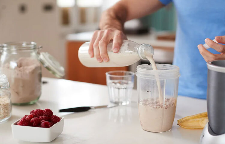 খাবারের পরিবর্তে শেক খাওয়ার সুবিধা: এই স্মুদি বা পানীয় পুষ্টিতে ভরপুর। কাজের ক্ষেত্রে যারা প্রচণ্ড ব্যস্ত, ঘড়ির কাঁটা ধরে চলতে হয় তাদের জন্য এই শেক সময় বাঁচায়। ওজন কমানোর সময় ডায়েটে এই শেক রাখতেই হবে। এতে ক্যালোরি খুব কম থাকে ফলে স্বাস্থ্যের জন্য ভালো। এতে ফাইবার যোগ করা হয়, ফলে দীর্ঘ সময়ের জন্য পেট ভর্তি থাকে। শেক হজমের জন্যও ভালো। শরীরের ফোলাভাব কিংবা কোষ্ঠকাঠিন্য প্রতিরোধ করে। ছবি: সংগৃহীত