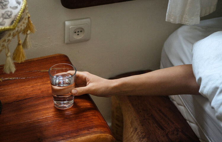 ওষুধের পার্শ্বপ্রতিক্রিয়ার কারণেও এই রোগ হতে পারে। রাতে ঘুমাতে যাওয়ার আগে হতাশা, ব্যথা ও পেশি শিথিলতার জন্য যে যে ওষুধ খেতে হয়, তার ফলে মুখ শুষ্ক হয়ে আসতে পারে। ছবি: সংগৃহীত