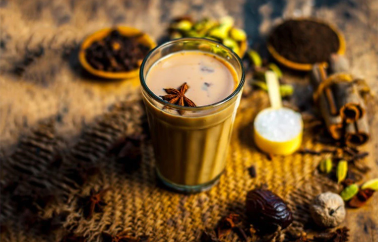 মশলা চা: এই ইমিউনিটি বুস্টারটির উপাদানগুলো আমাদের রান্নাঘরে সহজেই পাওয়া যায়। যেমন আদা, দারুচিনি, গোলমরিচ, লবঙ্গ, এলাচ, তুলসী পাতা ও মধুর সাথে পরিমাণমতো পানিতে ৩০ মিনিট ধরে ফোটাতে হবে। এই পানীয়ে অ্যান্টিব্যাকটিরিয়াল এবং অ্যান্টিভাইরাল বৈশিষ্ট্য রয়েছে, যা রোগ প্রতিরোধের ক্ষমতাকে দ্বিগুণ করে তোলে। ছবি: সংগৃহীত