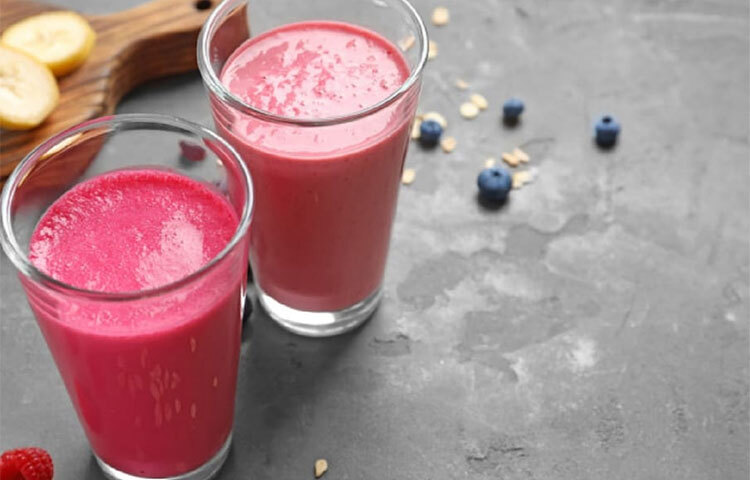 লাঞ্চ বা ডিনারের বদলে খাওয়া যায় এমন শেকগুলো বিপাক বৃদ্ধিতে সাহায্য করে এবং দীর্ঘ সময়ের জন্য পেট ভরা রাখে। এখানে তাজা ফল, সবজি এবং বাদাম দিয়ে তৈরি স্বাস্থ্যকর স্মুদির কয়েকটি রেসিপি দেওয়া হলো। ছবি: সংগৃহীত