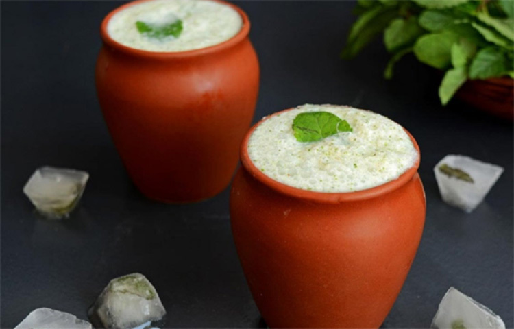 ঘোল: ঘোলও ইফতারের তৃপ্তি এনে দেবে। টক দই গুলিয়ে তার মধ্যে একটু লবণ আর মিষ্টি দিয়ে ব্লেন্ড করুন। ফ্রিজে রেখে ঠান্ডা করে পরিবেশন করুন। ছবি: সংগৃহীত