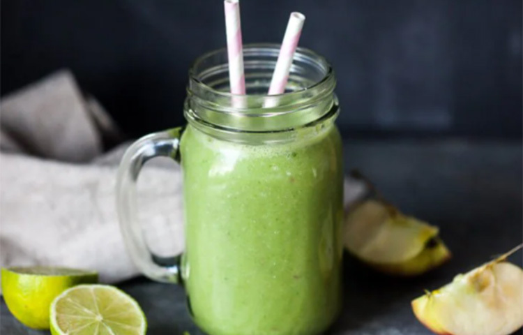 গ্রিন স্মুদি: এই স্বাস্থ্যকর এবং সুস্বাদু সবুজ স্যুপটি বিশেষ করে গরমের সময়ে উপযুক্ত খাদ্য। এটি ভিটামিন এ, ভিটামিন সি, ফলিক অ্যাসিড এবং অন্যান্য অ্যান্টিঅক্সিডেন্টে সমৃদ্ধ। এই মিশ্রণ বানাতে প্রয়োজন কিছু পালং শাক, আম, আনারস, লেবুর রস, তাজা কাটা আদা। সঙ্গে আমন্ড মিল্ক ও দই নিয়ে মিশ্রণটিকে তৈরি করতে হবে। এটি ঠান্ডা পরিবেশন করতে হবে। ছবি: সংগৃহীত