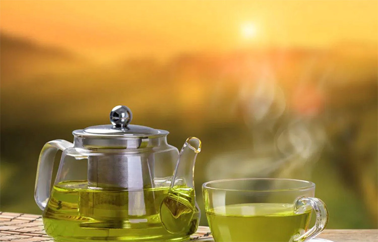 নিউট্রিশন বায়োক্যামেস্ট্রি নামের একটি জার্নালে সম্প্রতি প্রকাশিত হয়েছে এই সংক্রান্ত একটি সমীক্ষা। যা থেকে জানা যাচ্ছে, ব্যায়ামের পাশাপাশি লিভার ভালো রাখতে ভূমিকা রয়েছে গ্রিন টির। এক সমীক্ষায় দেখা গিয়েছে, যারা নিয়মিত গ্রিন টি পান করেন তাদের শরীর এবং শরীরে খাদ্য বন্টনের প্রক্রিয়া আলাদা হয়। এটি মাথায় রেখেই গ্রিন টি খাওয়ার পরামর্শ দেওয়া হচ্ছে। গ্রিন টিতে এ ছাড়াও অনেক পুষ্টিগুণ থাকে যা লিভার ছাড়াও শরীরের অন্যান্য অঙ্গপ্রত্যঙ্গ ভালো রাখতে সাহায্য করে। ছবি: সংগৃহীত