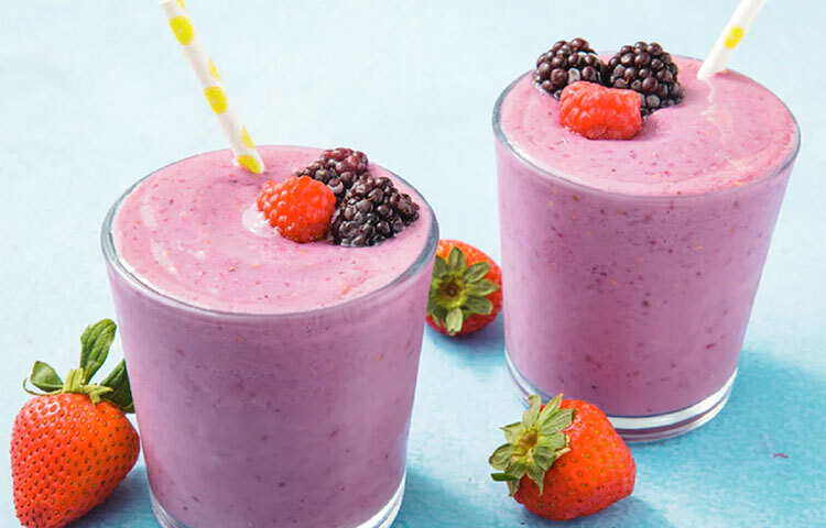 বিভিন্ন রকমের বেরি স্মুদি: এই শেক তৈরি করতে এক কাপ বিভিন্ন হিমায়িত বেরি মেডলে (স্ট্রবেরি, রাস্পবেরি, 
ব্লুবেরি), আধা কাপ বেবি পালং শাক, এক টেবিল চামচ বাদাম মাখন, ২ স্কুপ ভ্যানিলা প্রোটিন পাউডার, এক টেবিল চামচ কাঁচা ওটমিল এবং এক কাপ পানি দরকার। এবার সবকটা উপাদান ব্লেন্ডারে মিশিয়ে নিয়ে তাতে এক কাপ পানি মিশিয়ে দিলেই তৈরি হয়ে যাবে বেরি স্মুদি। ছবি: সংগৃহীত