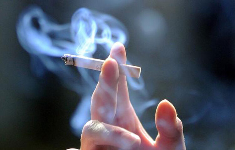 যারা ধূমপান ও অ্যালকোহল পান করেন তাদেরও এই সমস্যা হতে পারে। জার্নাল অফ ডেন্টাল রিসার্চের পরীক্ষায় দেখা গিয়েছে, যারা প্রতিদিন ধূমপান ও অ্যালকোহল গ্রহণ করেন তাদের ৩৯ শতাংশ মানুষের মুখের লালা উৎপাদন কমে যায়। ছবি: সংগৃহীত