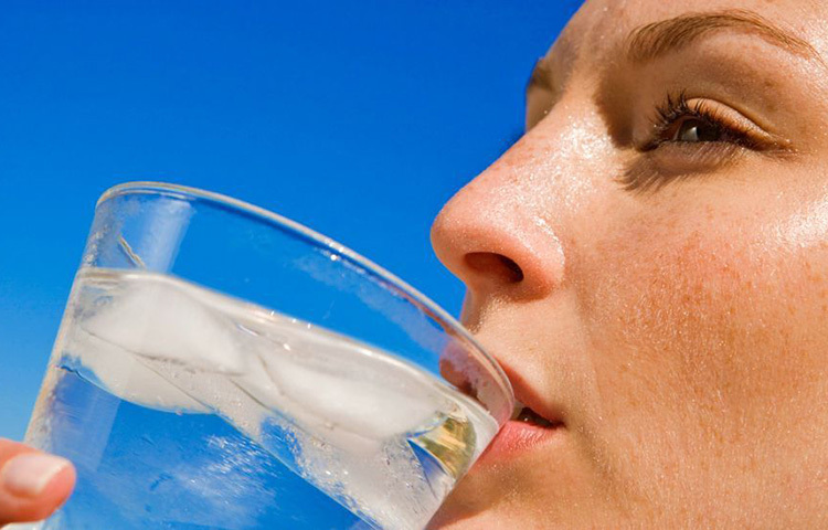 পানিতে বরফ দিয়ে পান করবেন না। এতে গলা ব্যথা হওয়ার সম্ভাবনা বেশি। ছবি: সংগৃহীত