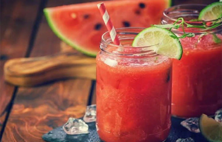 তরমুজের শরবত: তরমুজে পানির পরিমাণ থাকে প্রচুর। তাই গরমে এই ফল শরীরের জন্য খুবই উপকারী। তরমুজ ব্লেন্ড করে তাতে বরফ, লবণ,চিনি দিয়ে বানিয়ে ফেলুন ব্লেন্ড করে নিন। ছবি: সংগৃহীত