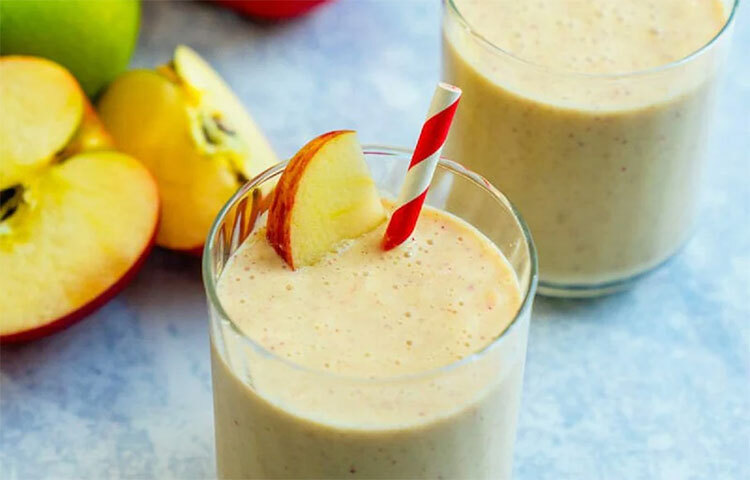 আপেলের স্মুদি এই স্মুদিতে প্রচুর ফাইবার, ভিটামিন সি এবং অ্যান্টিঅক্সিডেন্ট রয়েছে। এর জন্য লাগবে ২ চা চামচ কাজু মাখন, আধা কাপ সয়া দুধ, কয়েকটি বরফের টুকরো, এক চা চামচ চিয়া বীজ এবং একটি আপেল। প্রথমে আপেল ধুয়ে ছোট ছোট টুকরো করে কেটে ব্লেন্ডারে রেখে তাতে দিতে হবে সয়া দুধ, কাজু মাখন, চিয়া বীজ, আইস কিউব। এবার সবকটা ভালো করে মিশিয়ে নিলেই তৈরি হয়ে যাবে আপেলের স্মুদি। ছবি: সংগৃহীত