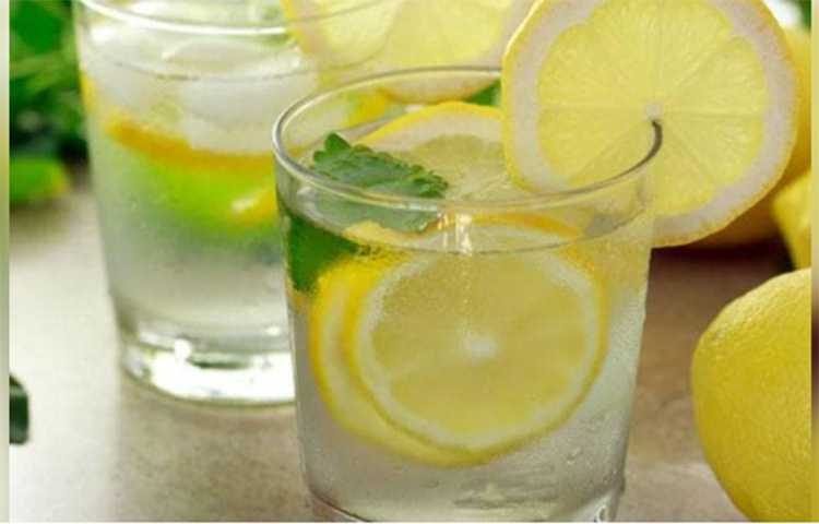 পানির মধ্যে কিছুটা পরিমাণ লবণ ও লেবুর রস মিশিয়ে শরবত তৈরি করে পান করুন। দেখবেন ফ্রেশ লাগবে। ছবি: সংগৃহীত